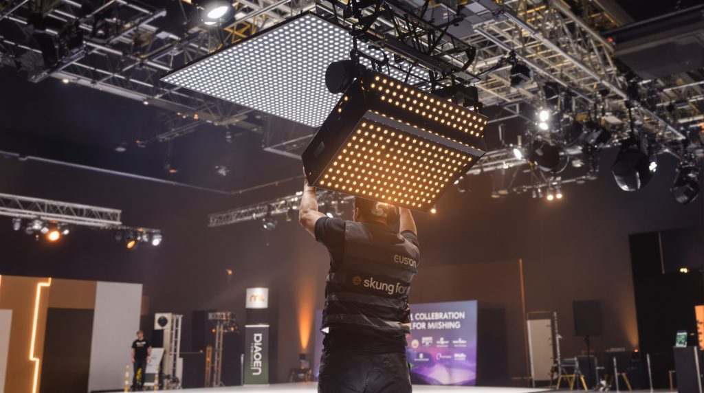 Lichttechnik für Firmenevents: So setzen Sie Ihre Marke perfekt in Szene